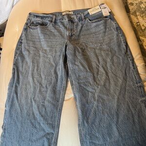 Abercrombie & Fitch Relaxed Fit Women’s Light Blue Denim Jeans
